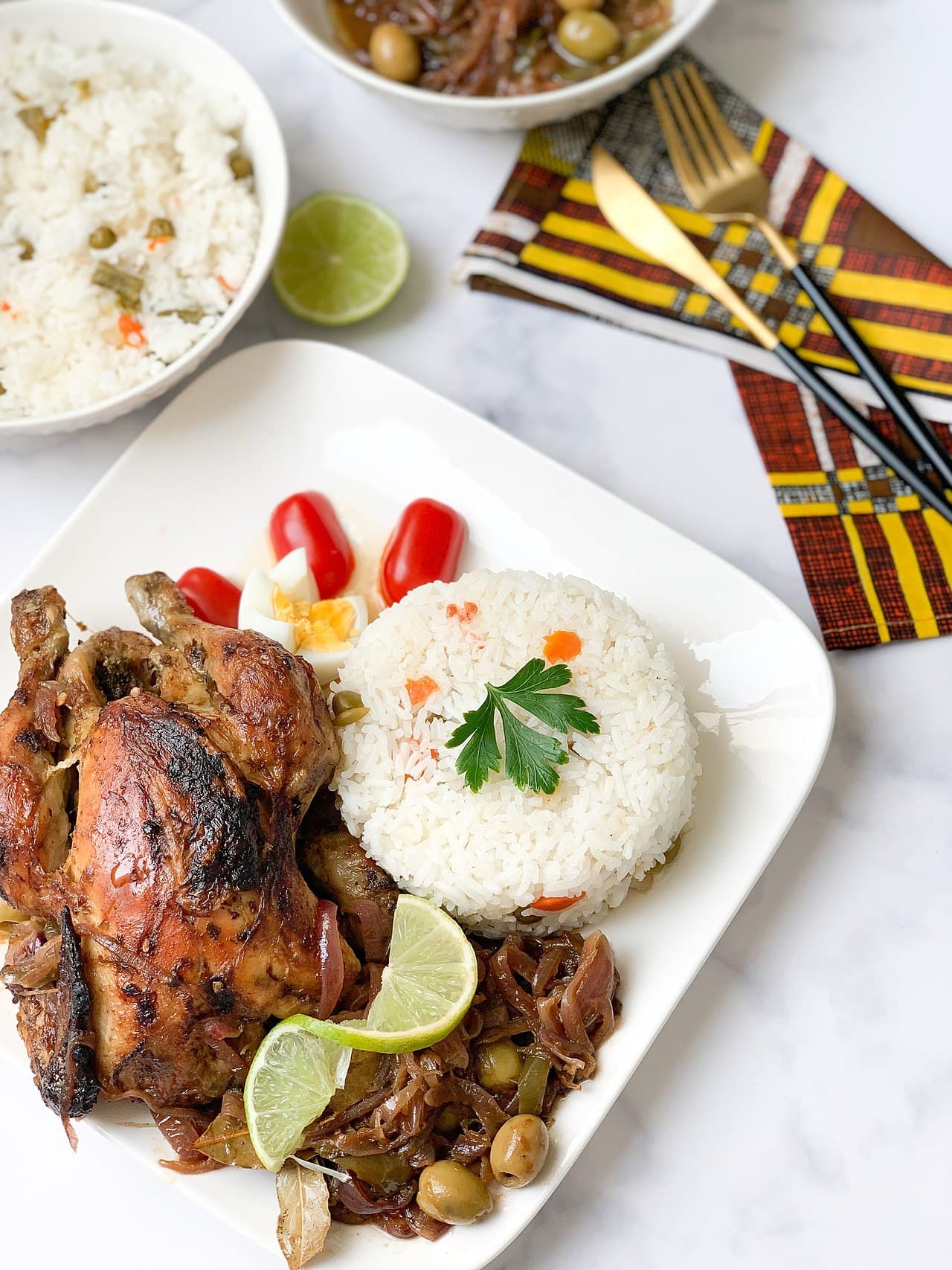 Le poulet yassa servi avec du riz