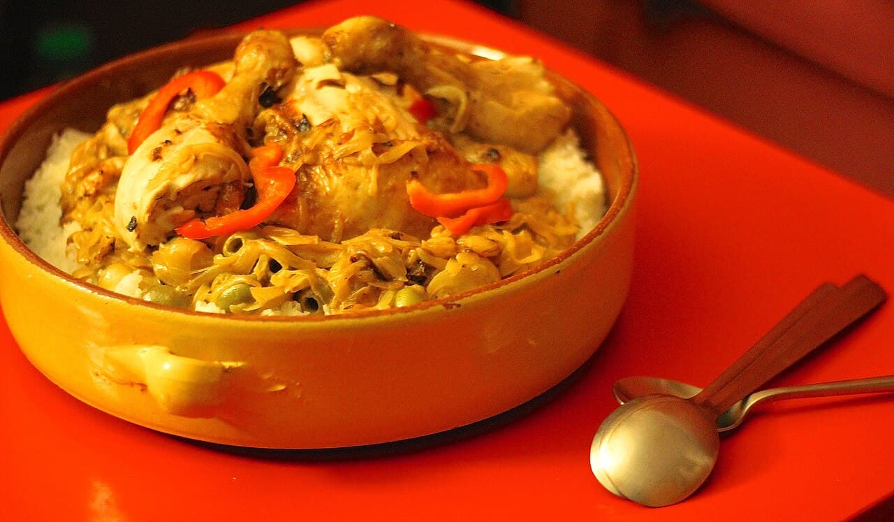 Le poulet yassa aux oignons