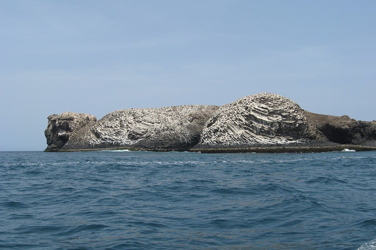 L’île vue depuis la mer