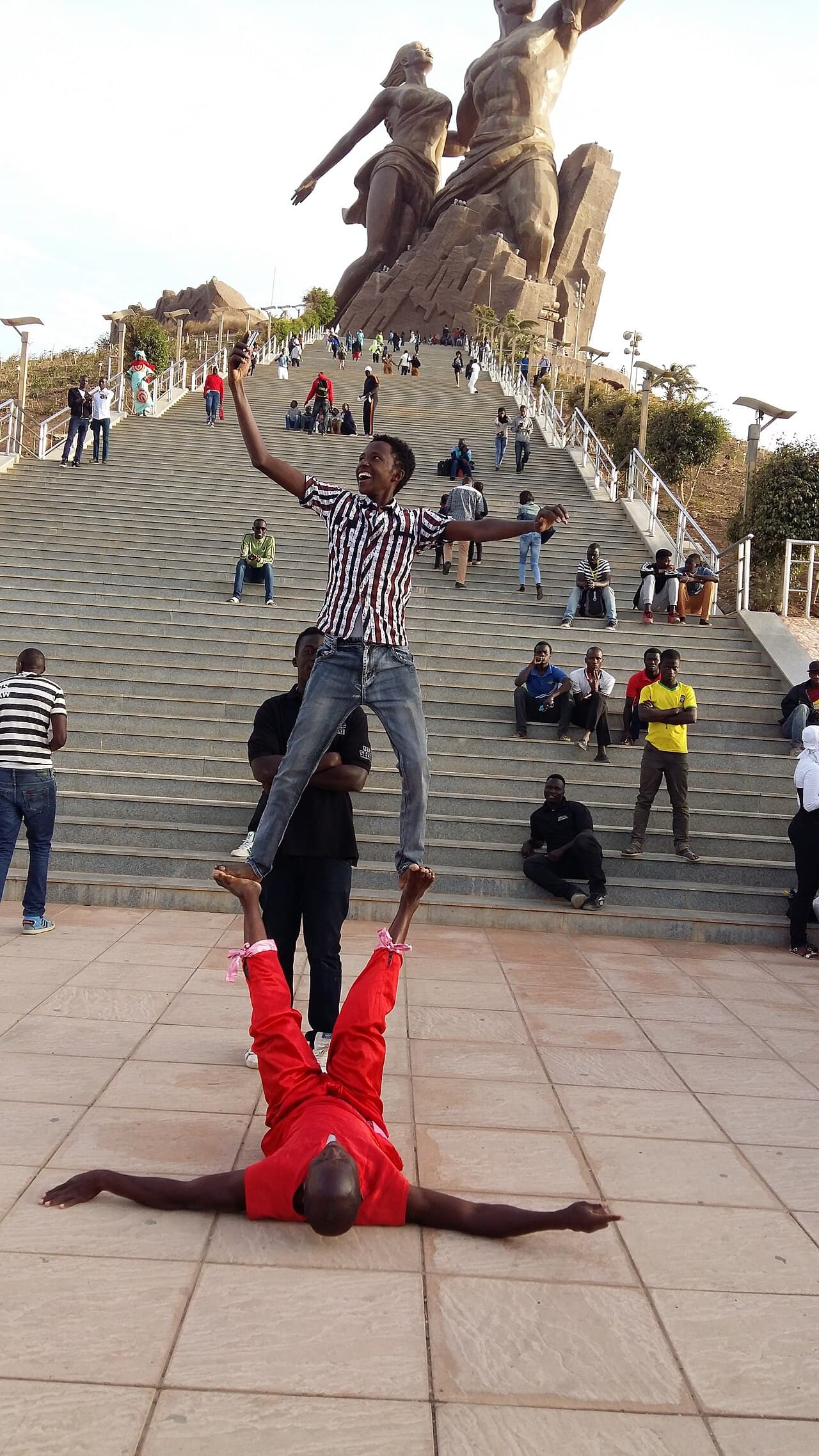 Sur les marches du monument