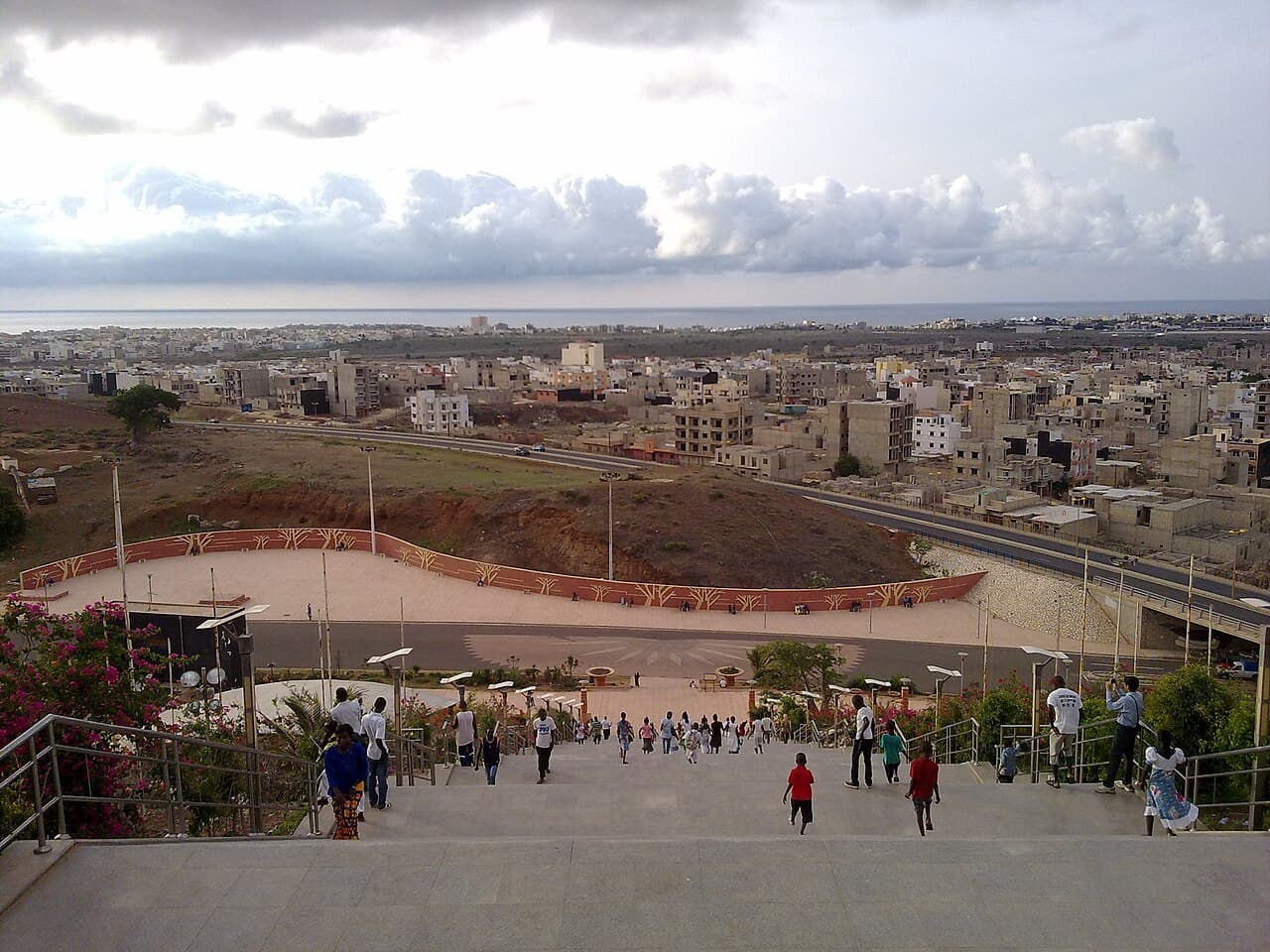 Au pied du monument, face à Dakar