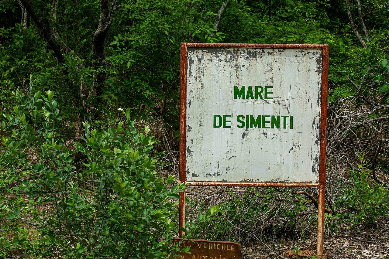 Mare et camp de Simenti
