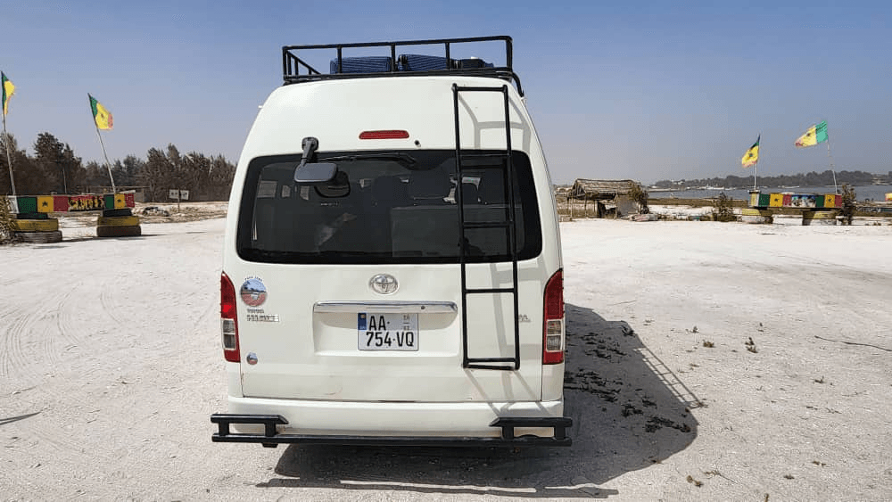 Vue arrière du minibus avec galerie de toit