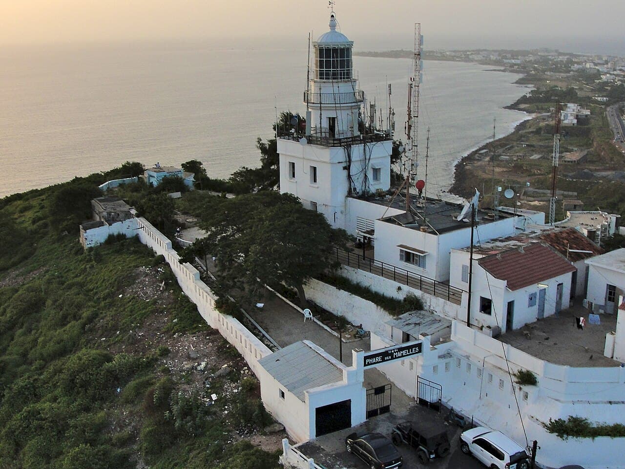 Le phare dominant la côte