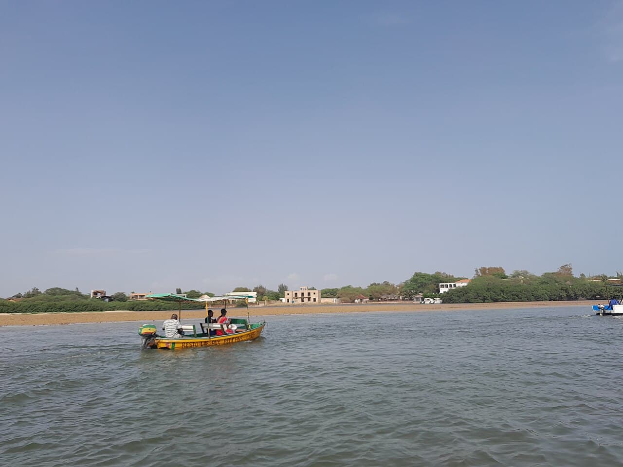 Pirogue sur la lagune de la Somone